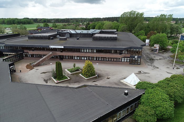Flygbild över Ullvigymnasiet i Köping.
